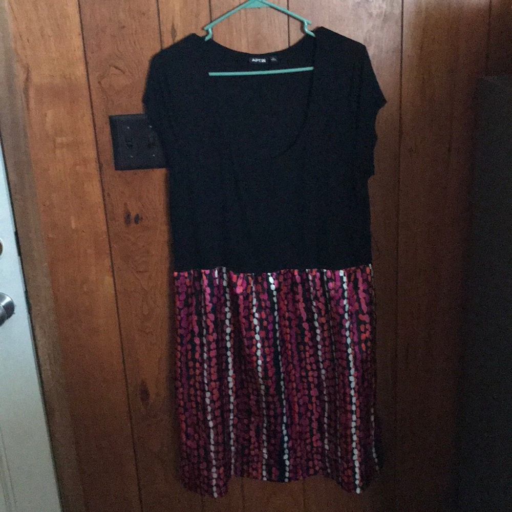 Short sleeve dress with a multicolor bottom